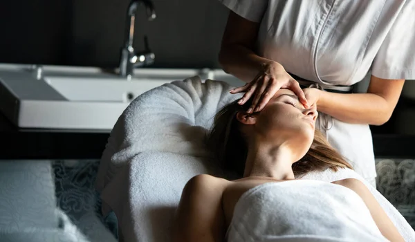 Wellness Wellness Und Massagekonzept Schöne Frau Bei Massage Salon — Stockfoto