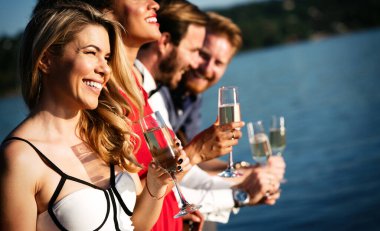 Bir grup arkadaş içiyorlar, dans ediyorlar ve dışarıda eğleniyorlar.