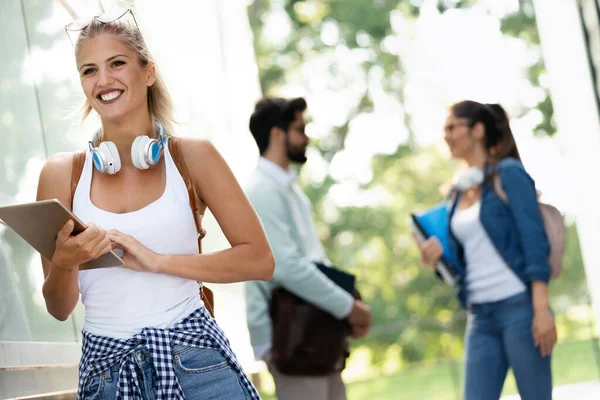 Gruppe Glücklicher Studenten Lernt Gemeinsam Für Prüfung Vor Der Tür — Stockfoto