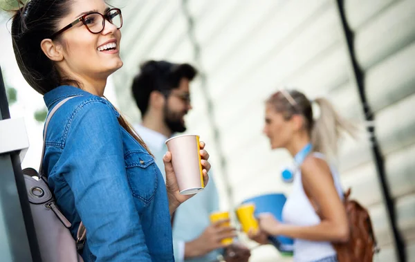 Disfrutando Vida Estudiantil Sonriendo Jóvenes Estudiantes Con Café Calle Ciudad — Foto de Stock