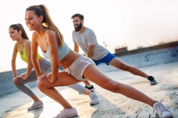 Dışarıda Birlikte Egzersiz Yapan Sağlıklı Bir Grup Insan — Stok fotoğraf