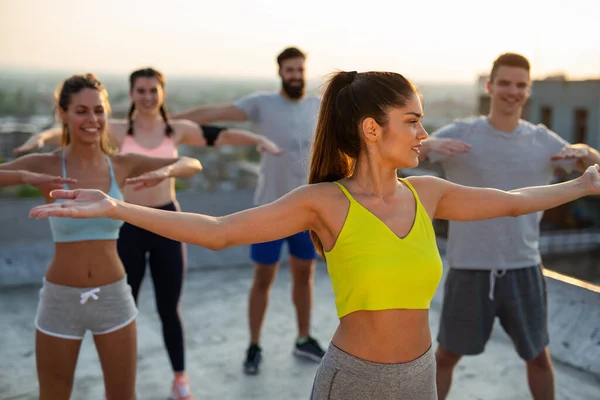 Bir Grup Mutlu Zinde Insan Çatıda Birlikte Egzersiz Yapıyor Spor — Stok fotoğraf