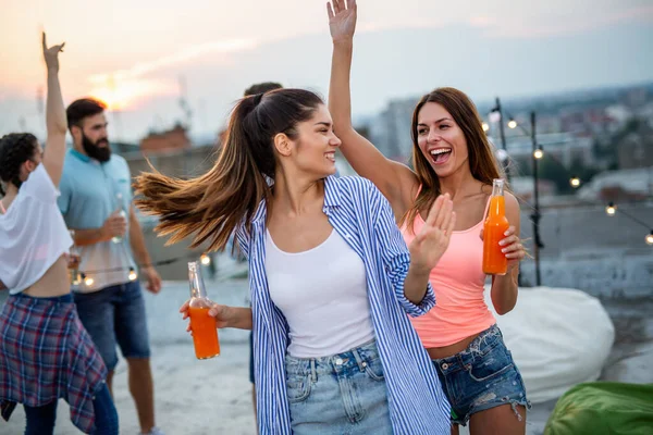 Avoir Grand Temps Avec Jeunes Amis Amuser Fête Sur Toit — Photo