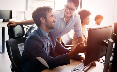 Bir yazılım geliştirme şirketinde çalışan programcılar