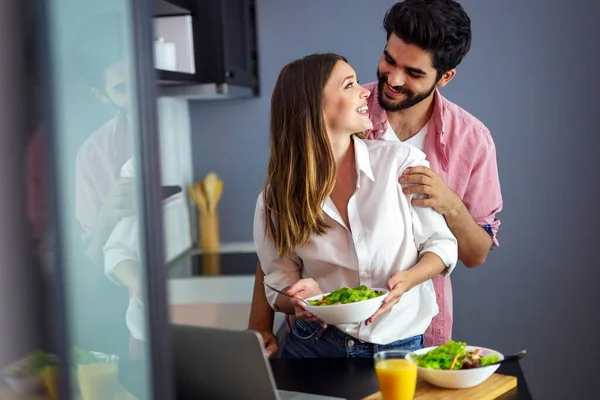 Belo Jovem Casal Brincalhão Comendo Salada Juntos Cozinha — Fotografia de Stock