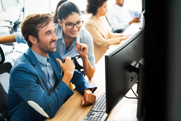 Empresários Sucesso Empresários Atingindo Metas Escritório — Fotografia de Stock