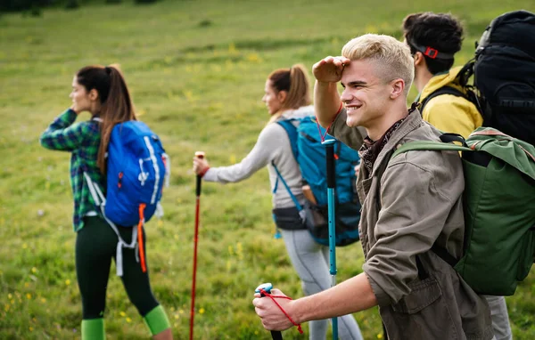 Treking Pěší Turistika Kempování Divoký Život Koncept Skupina Přátel Procházky — Stock fotografie