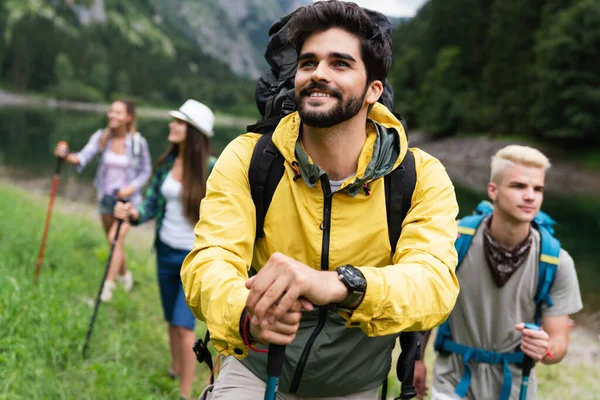 Mensen Wandelen Groep Van Gelukkige Wandelaars Vrienden Trekking Als Onderdeel — Stockfoto