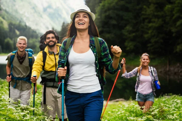 Groupe Jeunes Amis Heureux Forme Randonnée Trekking Ensemble Nature Extérieure — Photo