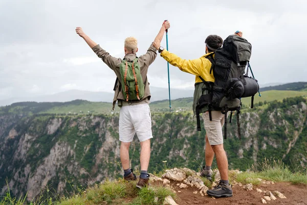 Grupo Amigos Jóvenes Forma Feliz Senderismo Trekking Juntos Naturaleza Aire — Foto de Stock