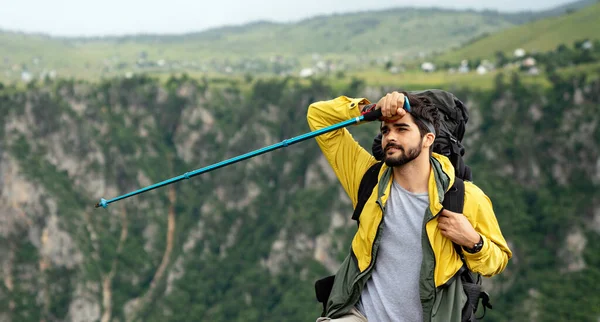 Caminante Con Mochila Bastones Trekking Mirando Las Montañas Aire Libre — Foto de Stock