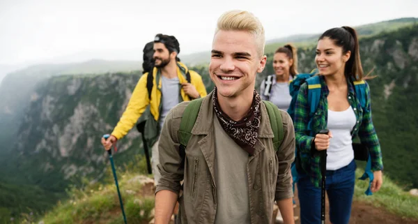 Aventura Viagens Turismo Caminhada Conceito Pessoas Grupo Amigos Sorridentes Com — Fotografia de Stock