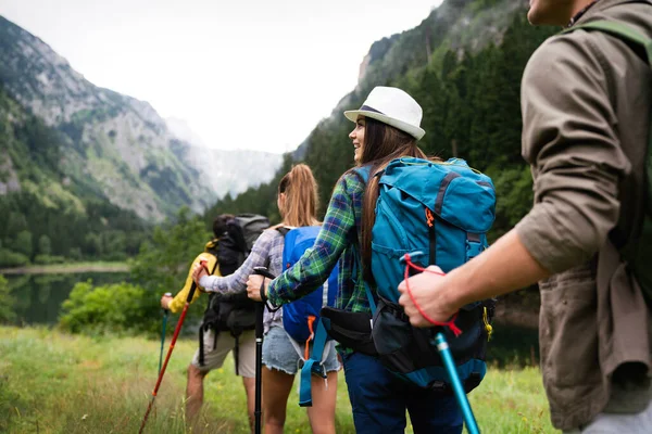 Dobrodružství Cestování Cestovní Ruch Turistika Lidé Koncept Skupina Usmívajících Přátel — Stock fotografie