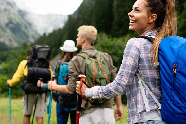 バックパックを持つ友人のグループは 山の上でトレッキングツアーを行う トレッカー スポーツ ハイキング 旅行のコンセプト — ストック写真