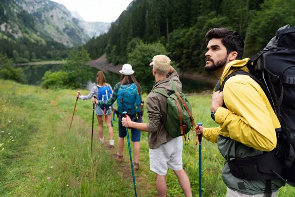 Feliz Grupo Amigos Excursionistas Trekking Como Parte Actividad Aire Libre — Foto de Stock