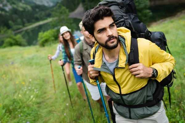 Ludzie Wędrują Grupa Szczęśliwych Turystów Przyjaciół Trekking Jako Część Zdrowego — Zdjęcie stockowe