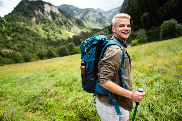 Escursionista Uomo Con Zaino Bastoni Trekking Guardando Montagne Outdoor — Foto Stock