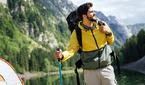 Wanderer Mit Rucksack Und Wanderstöcken Beim Blick Die Berge Freien — Stockfoto