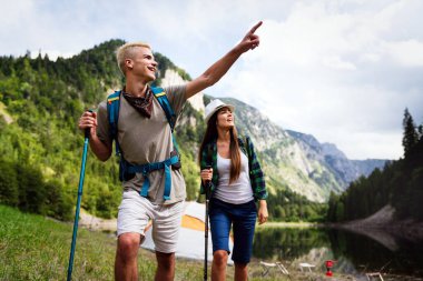 Bir grup mutlu genç arkadaş birlikte dışarıda eğleniyorlar.