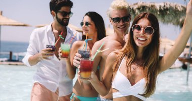 Arkadaşların plaj partisi içkileri yaz tatili konseptini kutluyor