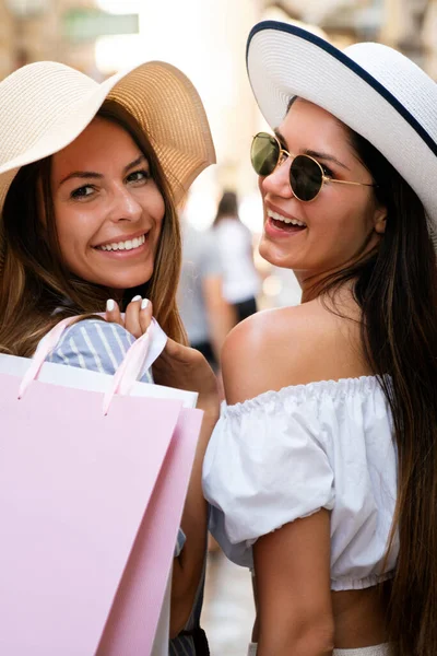 Πώληση Και Τουρισμός Έννοια Ευτυχείς Άνθρωποι Όμορφες Γυναίκες Τσάντα Ψώνια — Φωτογραφία Αρχείου
