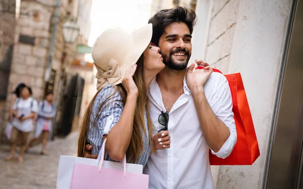 Mooi Koppel Genieten Van Reizen Winkelen Samen Zomer — Stockfoto