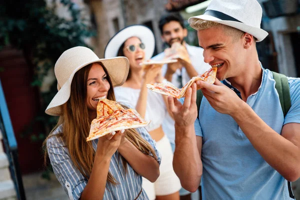 Φίλοι Διασκεδάζουν Και Τρώνε Πίτσα Ραντεβού Καταναλωτισμός Ταξίδια Φαγητό Και — Φωτογραφία Αρχείου