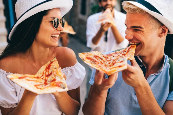 一群快乐旅游的朋友 玩得很开心 在暑假吃披萨 — 图库照片