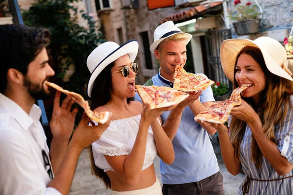 Amigos Divertindo Livre Comendo Pizza Nas Férias Verão — Fotografia de Stock