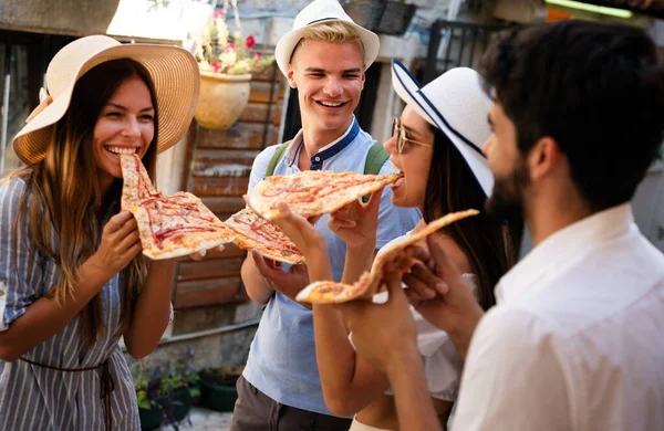 Gelukkig Groep Mensen Eten Pizza Buiten Genieten Samen — Stockfoto