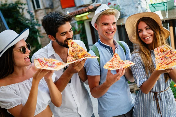 Счастливая Группа Людей Ест Пиццу Улице Наслаждаются Вместе — стоковое фото