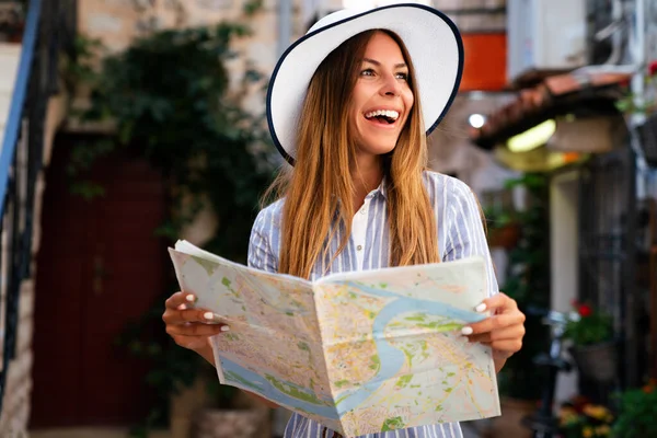 Mujer Joven Feliz Con Mapa Ciudad Viajes Turísticos Vacaciones Concepto —  Fotos de Stock