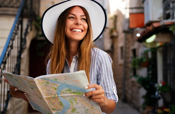 Joven Mujer Feliz Turista Con Mapa Busca Una Manera Vacaciones —  Fotos de Stock