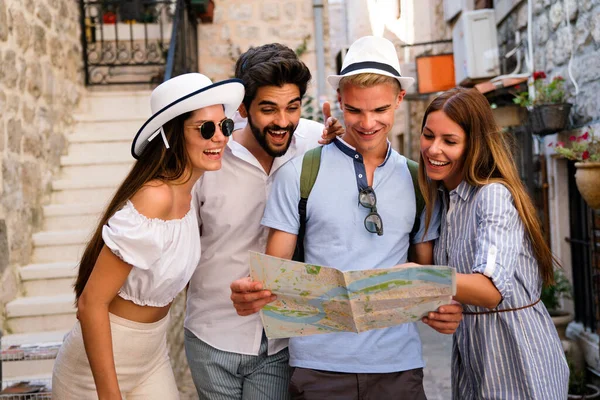 Viagens Férias Conceito Amizade Grupo Amigos Sorridentes Com Mapa Cidade — Fotografia de Stock