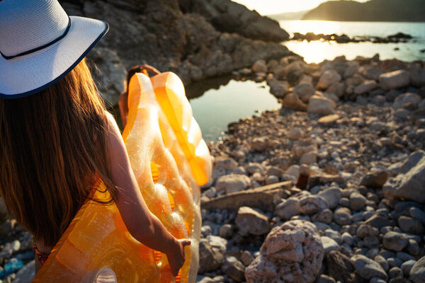 Сексуальная и счастливая красивая женщина веселится на пляже, наслаждаясь летним отпуском