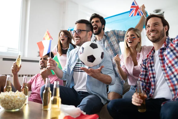 Torcedores Entusiasmados Felizes Amigos Futebol Comemorando Jogo Vencedor Casa — Fotografia de Stock