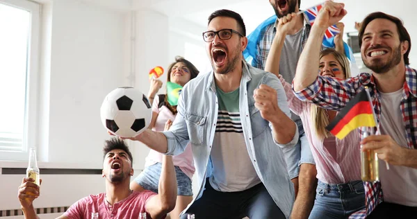 Torcedores Entusiasmados Felizes Amigos Futebol Comemorando Jogo Vencedor Casa — Fotografia de Stock