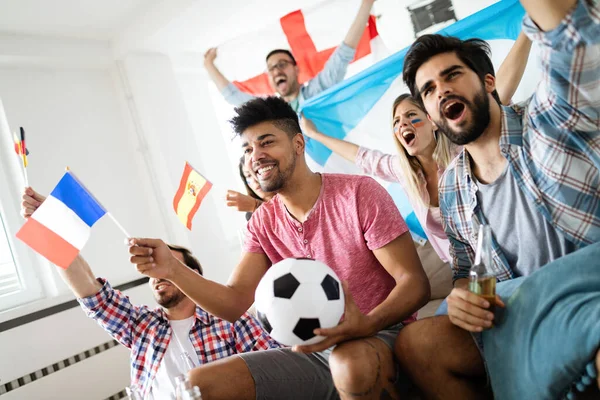 Nadšení Šťastní Fanoušci Fotbalových Přátel Slaví Doma Vítězný Zápas — Stock fotografie