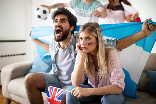 Jovens Fãs Esporte Casal Assistindo Jogo Torcida Equipe — Fotografia de Stock