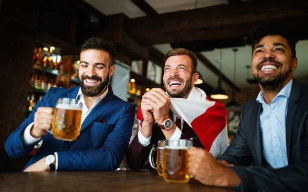 Συνάντηση Τους Καλύτερους Φίλους Ευτυχισμένοι Νεαροί Άντρες Μιλάνε Και Πίνουν — Φωτογραφία Αρχείου