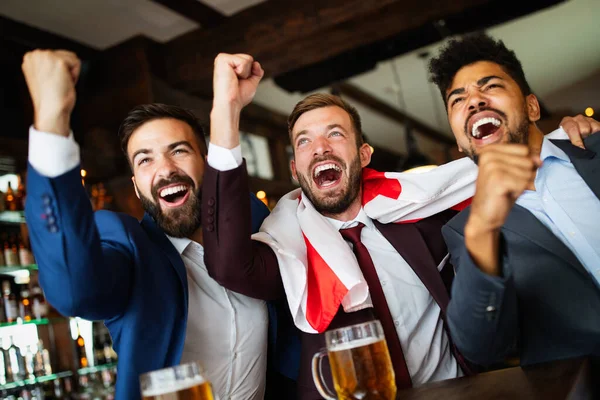 Reunión Con Los Mejores Amigos Jóvenes Felices Hablando Bebiendo Cerveza —  Fotos de Stock