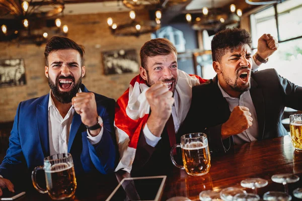 Encontro Com Melhores Amigos Jovens Felizes Conversando Bebendo Cerveja Enquanto — Fotografia de Stock