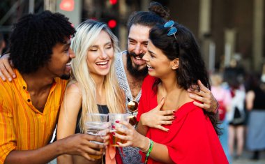 Yazın festivallere katılan genç ve mutlu bir grup insan birlikte eğleniyor.