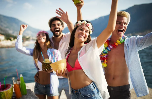 Grupo Amigos Divirtiéndose Bailando Playa Fiesta Verano Playa —  Fotos de Stock