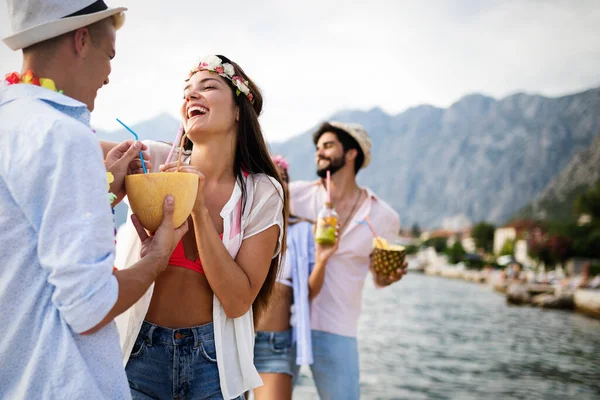Grupa Przyjaciół Bawiących Się Imprezujących Plaży Lato Wakacje Muzyka Koncepcja — Zdjęcie stockowe