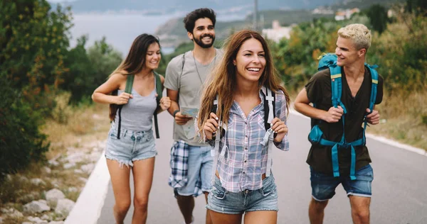 Happy Company Friends Traveling World Having Fun Laughing Smiling Vacation — Stock Photo, Image
