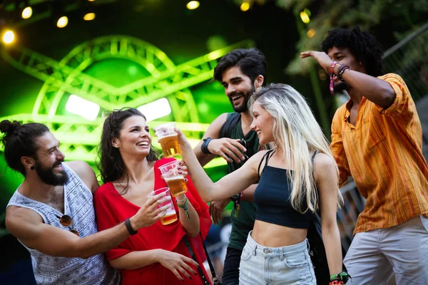 Heureux Jeune Groupe Personnes Qui Assistent Des Festivals Été Amuser — Photo