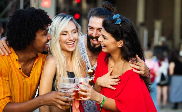 Feliz Grupo Jovens Que Frequentam Festivais Verão Divertindo Juntos — Fotografia de Stock