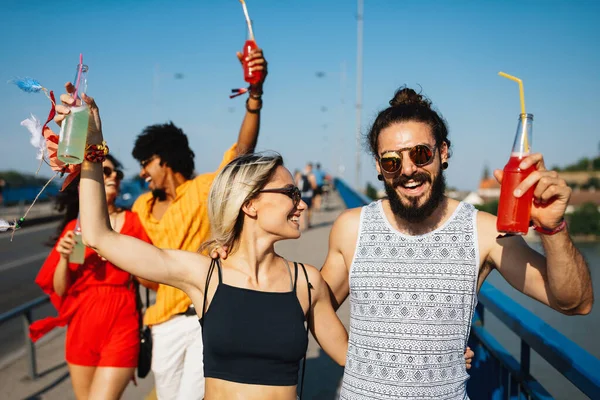 Grupo Jóvenes Amigos Felices Pasando Rato Disfrutando Bebidas Festival —  Fotos de Stock