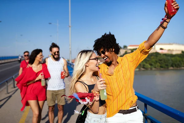 Grupo Jóvenes Amigos Felices Pasando Rato Disfrutando Bebidas Festival —  Fotos de Stock